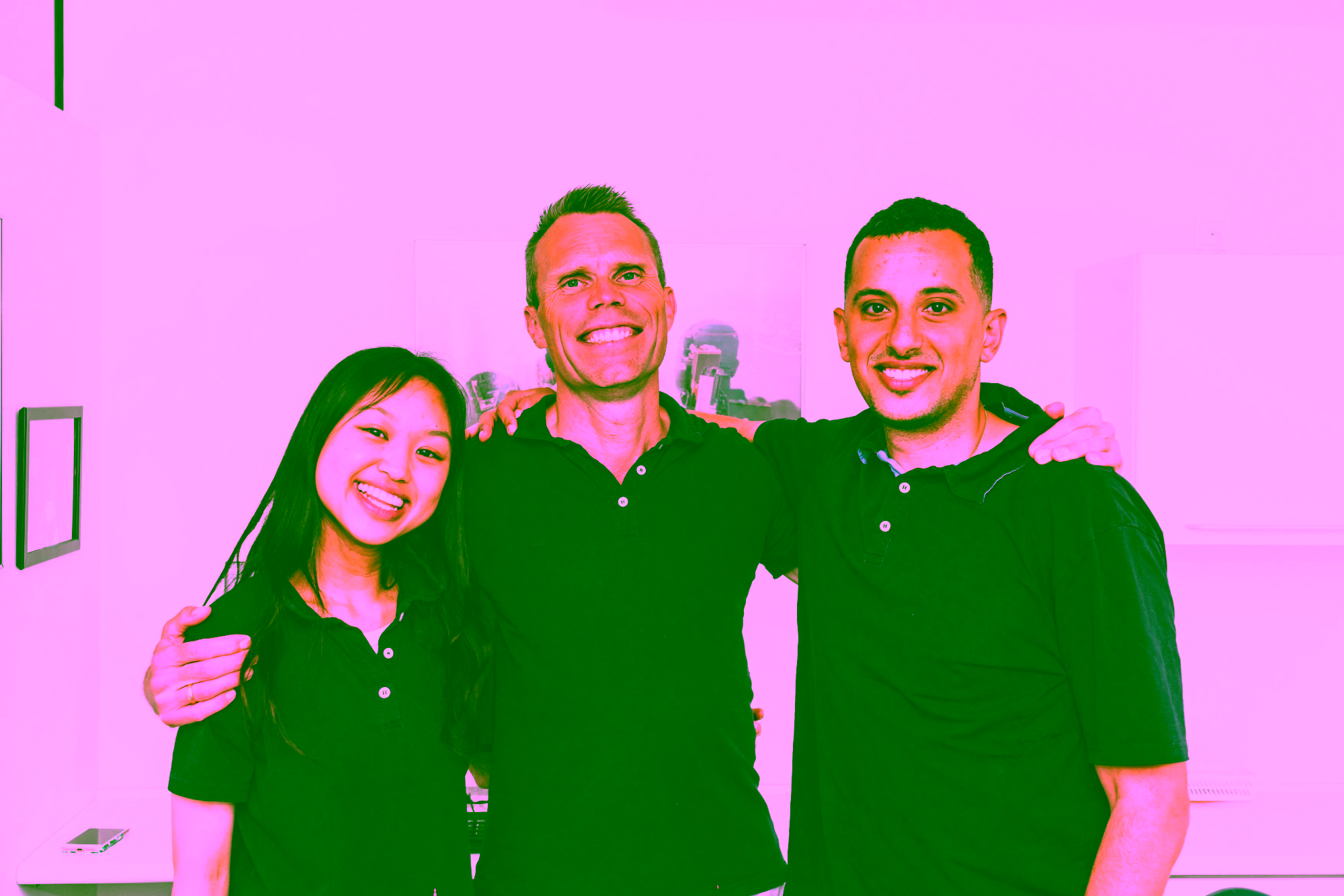 DM_08426 Tandlægerne Julie Truong, Jens Sieverts Rantorp og Reda Alturfi smiler sammen hos Lyngby-Tand